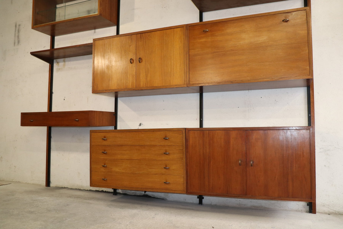 Bibliothèque murale modulable en teck et laiton – années 60