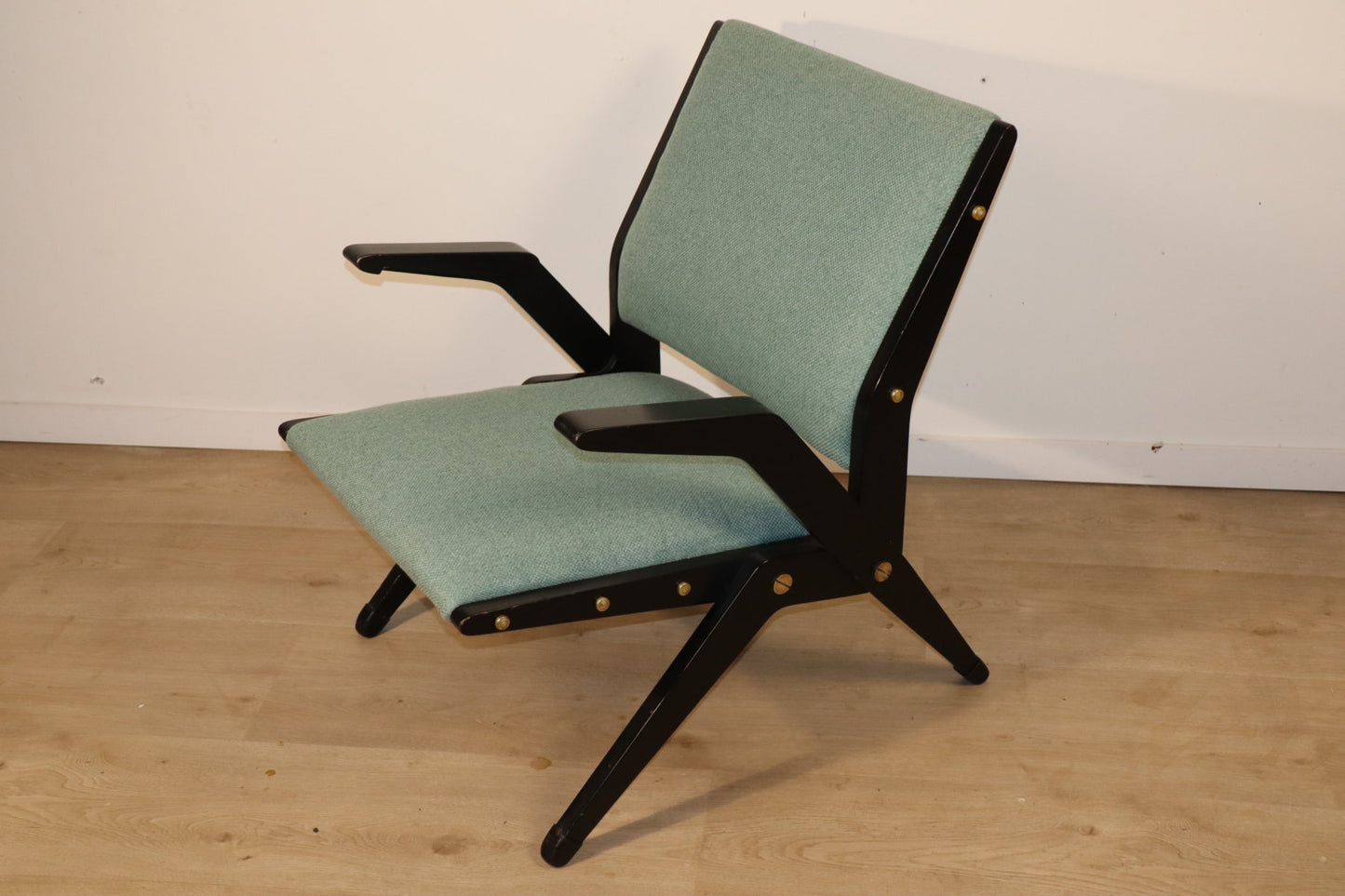 Fauteuil vintage années 60 en bois noir et tissu