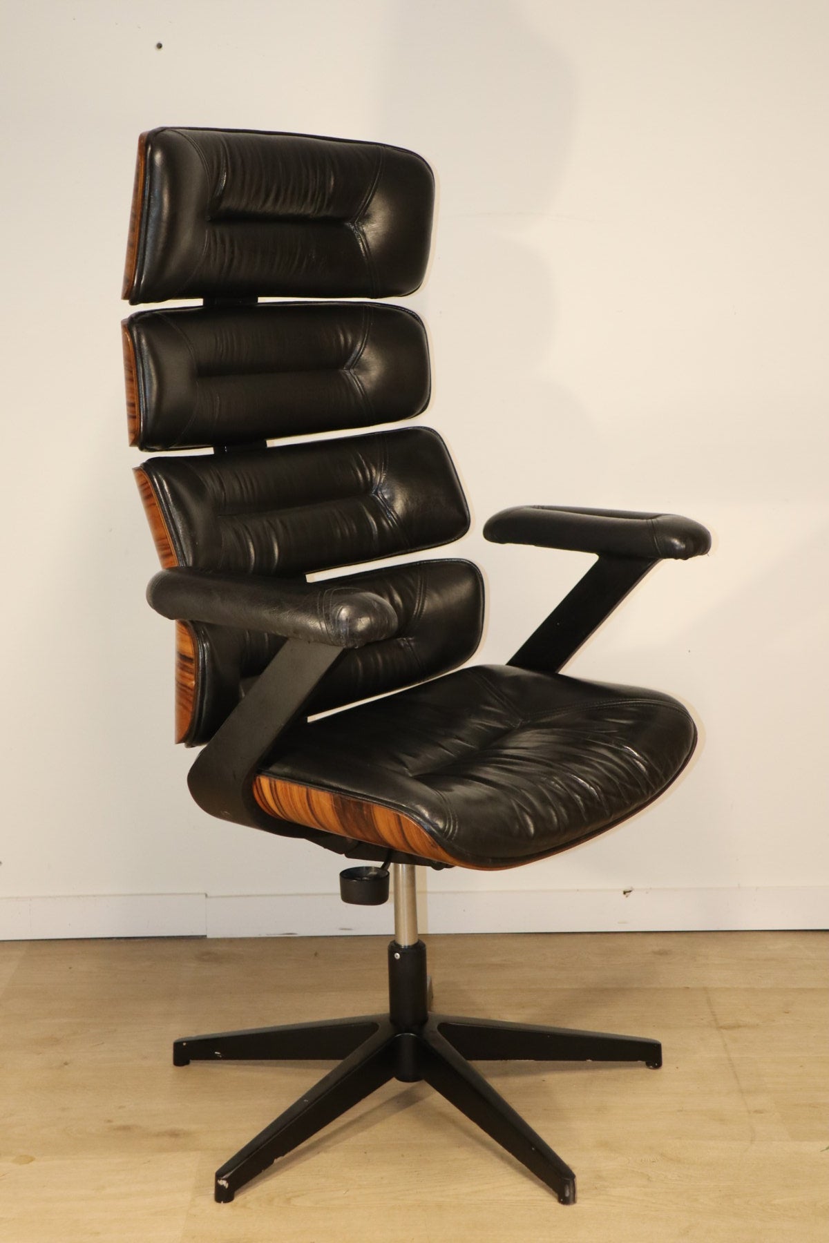 Fauteuil de bureau vintage en skaï et bois - 1970