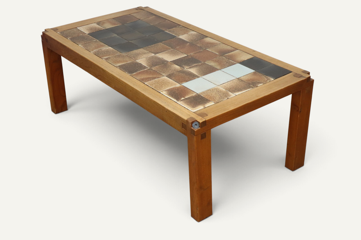 Table basse de Pierre Chapo en orme massif et céramique – vers 1960