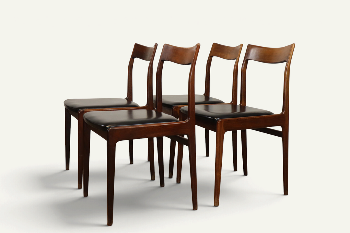 Série de 4 chaises vintage en teck et skaï noir – années 1960