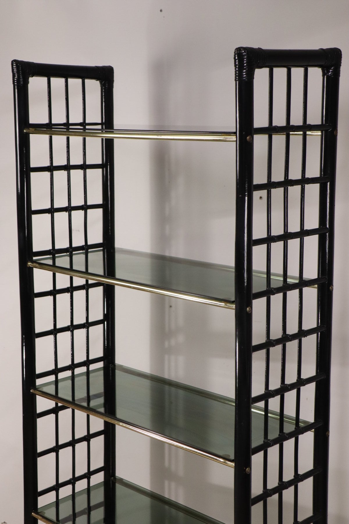 Étagère vintage années 70 en verre fumé et structure façon bambou