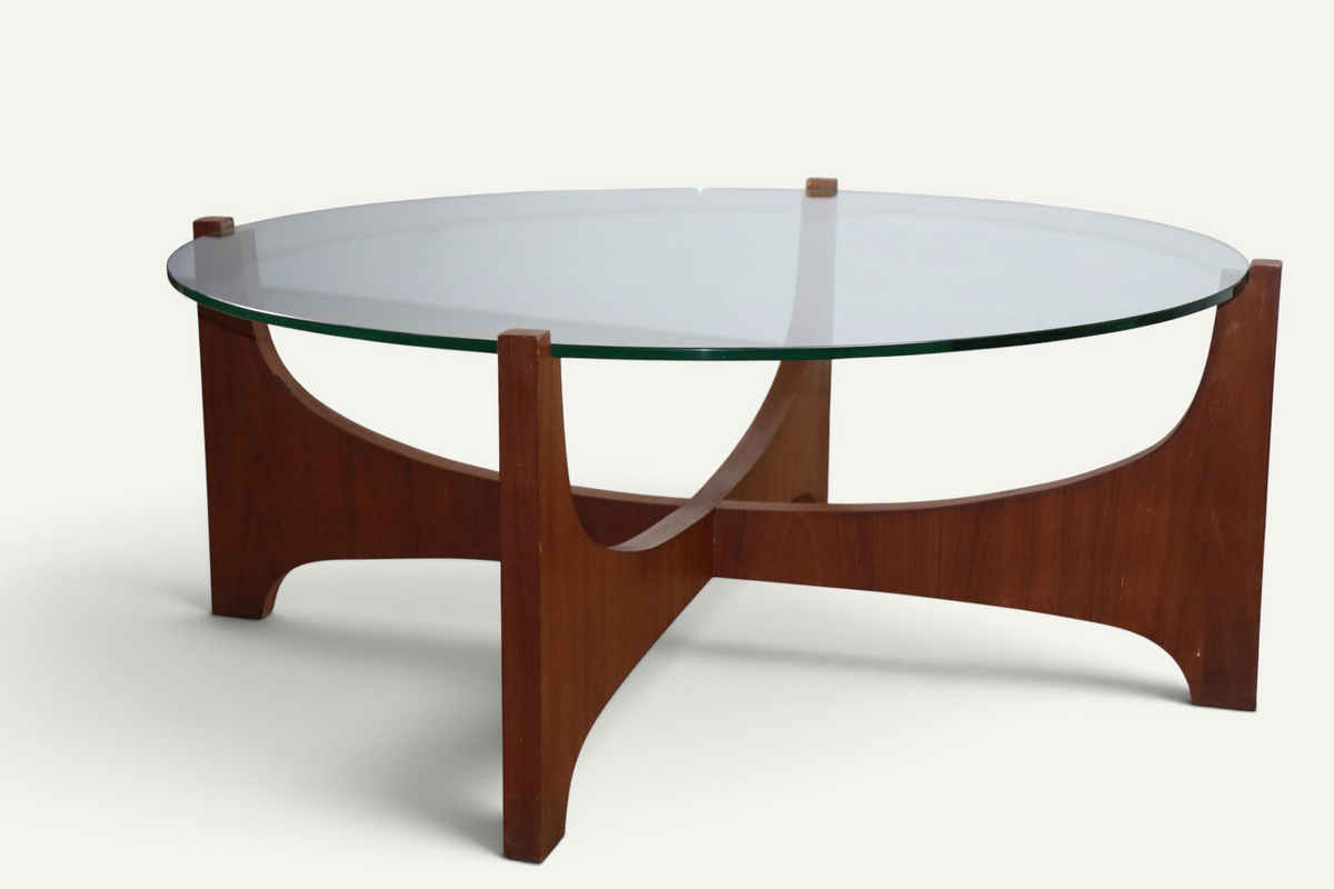 Table basse ronde en teck et verre, d’après Hugues Poignant – Années 60