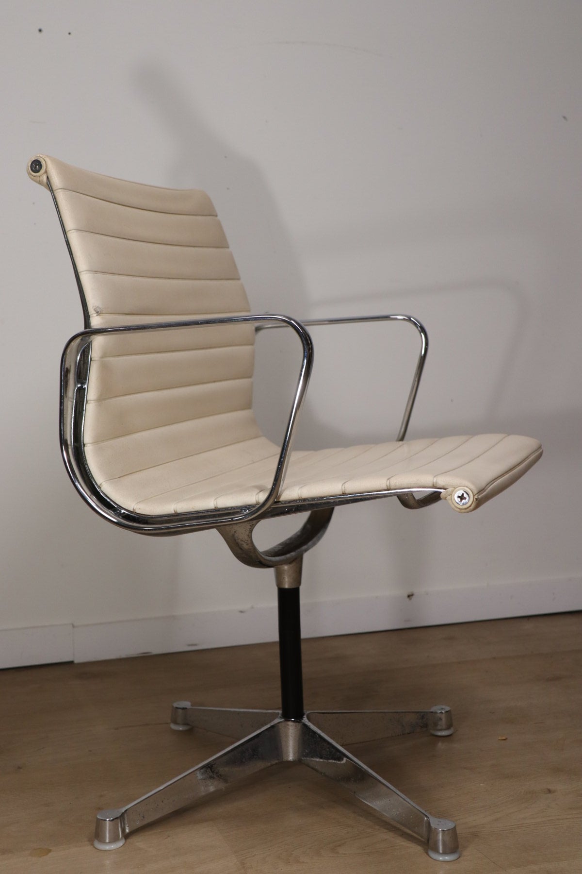 Fauteuil EA 108 en cuir – Charles & Ray Eames – Herman Miller – 1960
