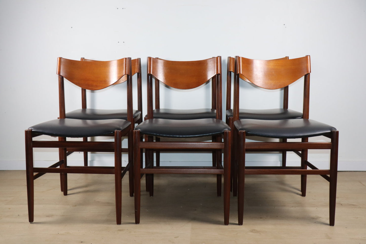 Série de 6 chaises Gianfranco Frattini en teck et skaï noir – années 60