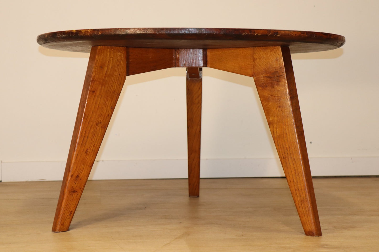 Table basse tripode en chêne années 50