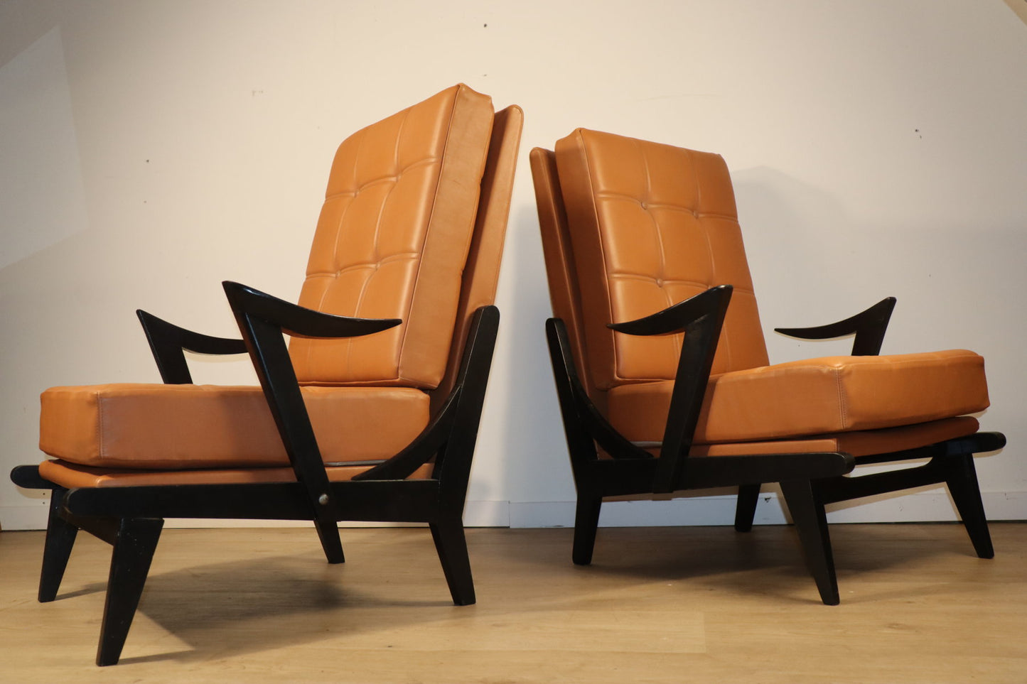 Paire de fauteuils vintage années 50 en bois noir et cuir caramel
