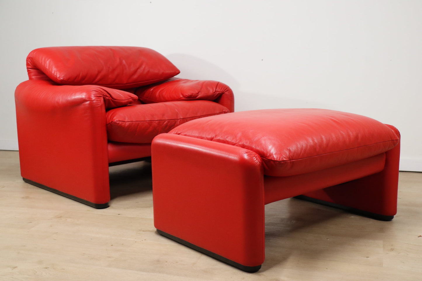 Fauteuil et ottoman Maralunga par Vico Magistretti pour Cassina