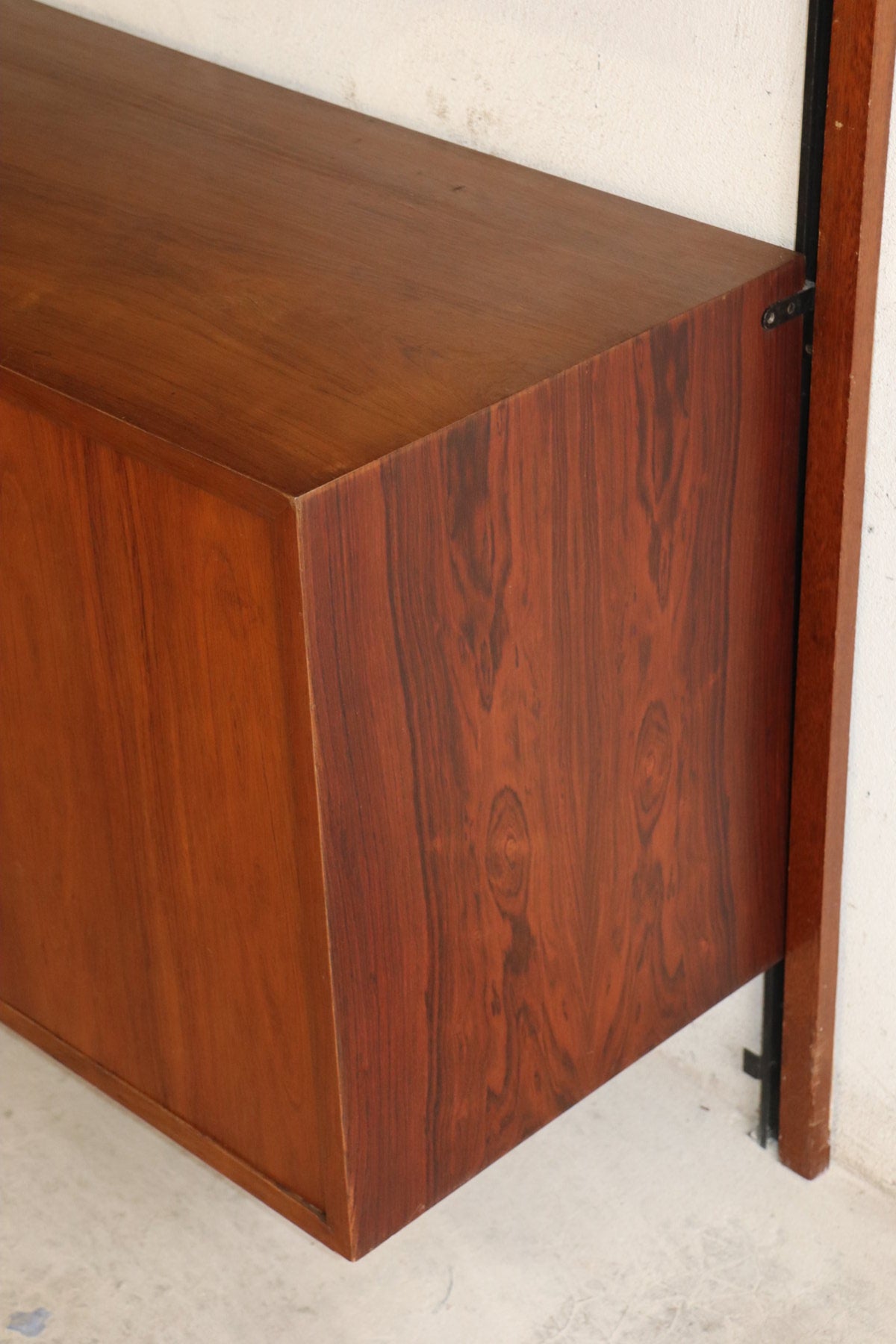 Bibliothèque murale modulable en teck et laiton – années 60