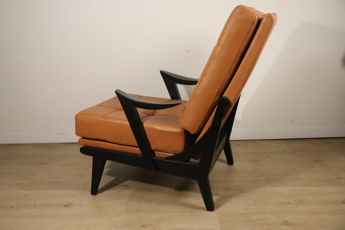 Paire de fauteuils vintage années 50 en bois noir et cuir caramel