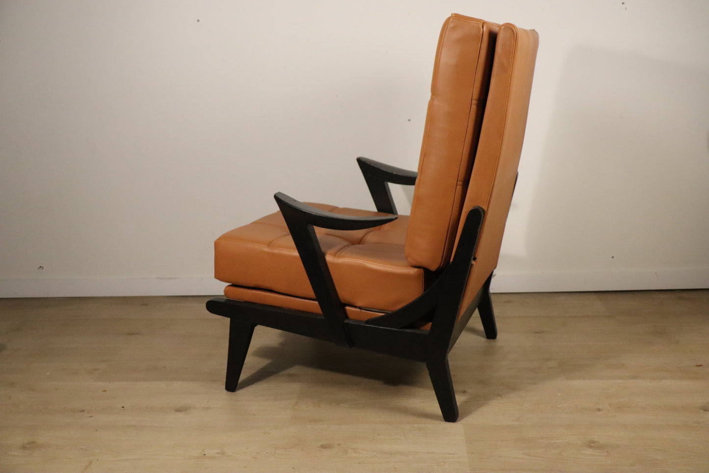 Paire de fauteuils vintage années 50 en bois noir et cuir caramel