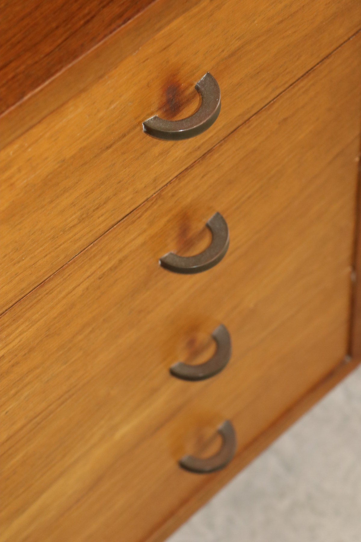 Bibliothèque murale modulable en teck et laiton – années 60