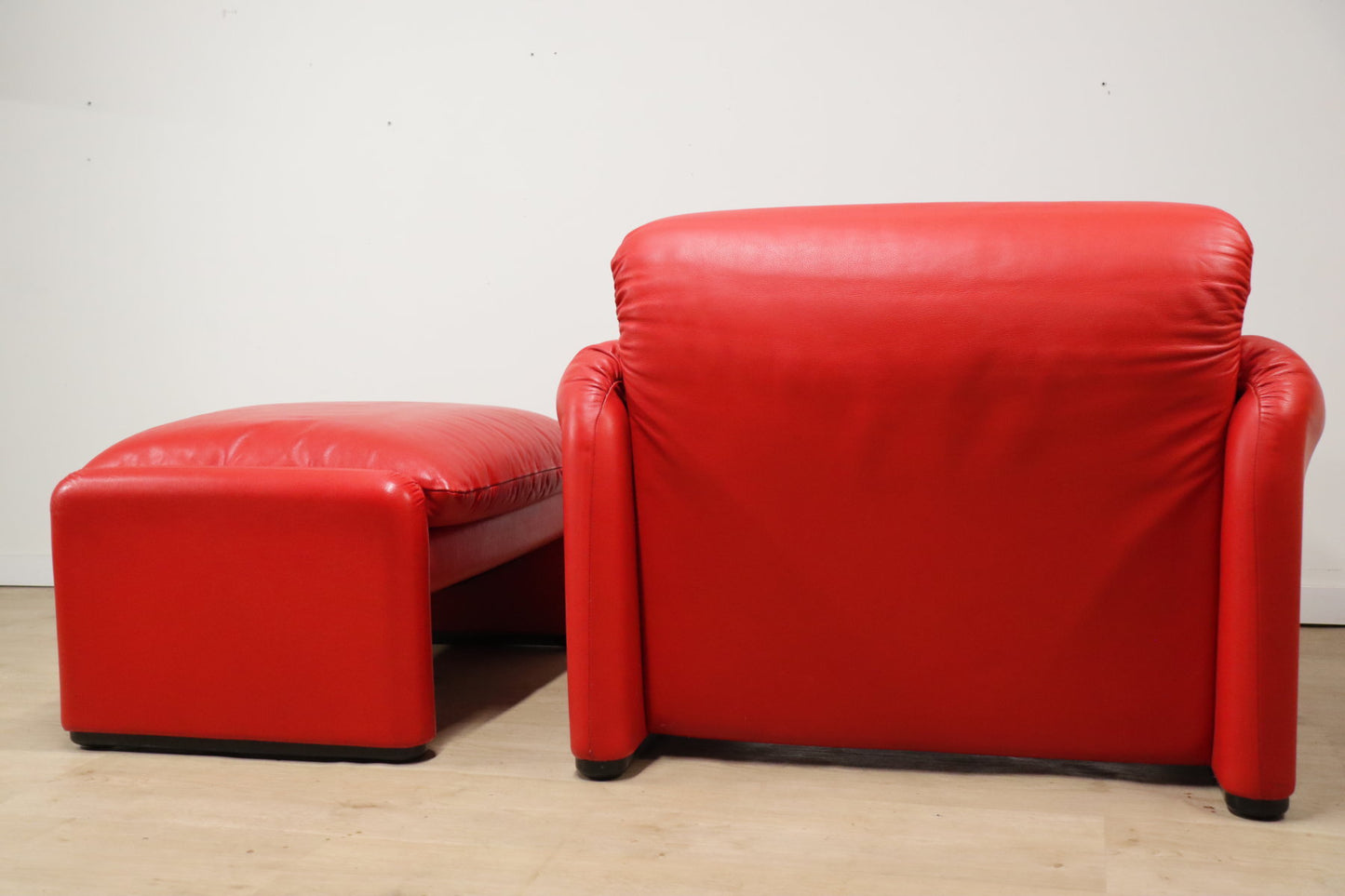Fauteuil et ottoman Maralunga par Vico Magistretti pour Cassina