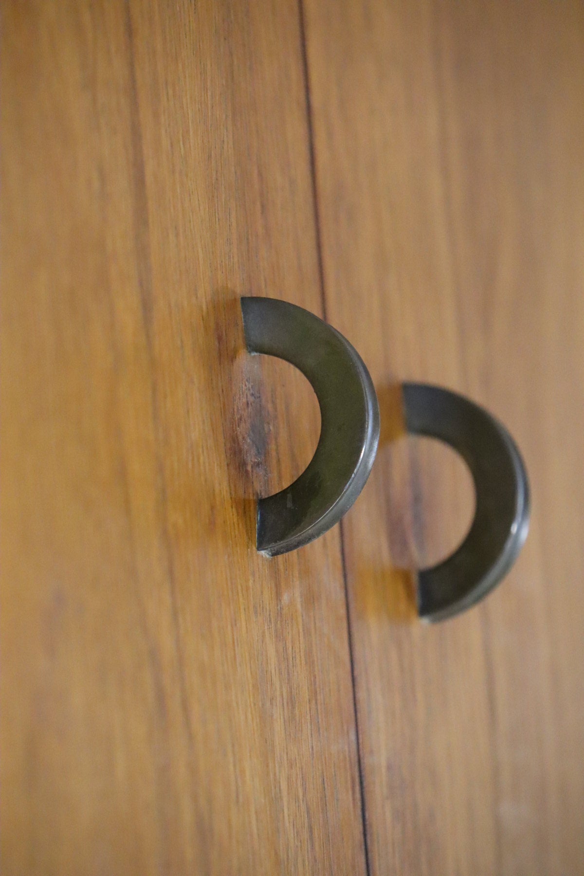 Bibliothèque murale modulable en teck et laiton – années 60