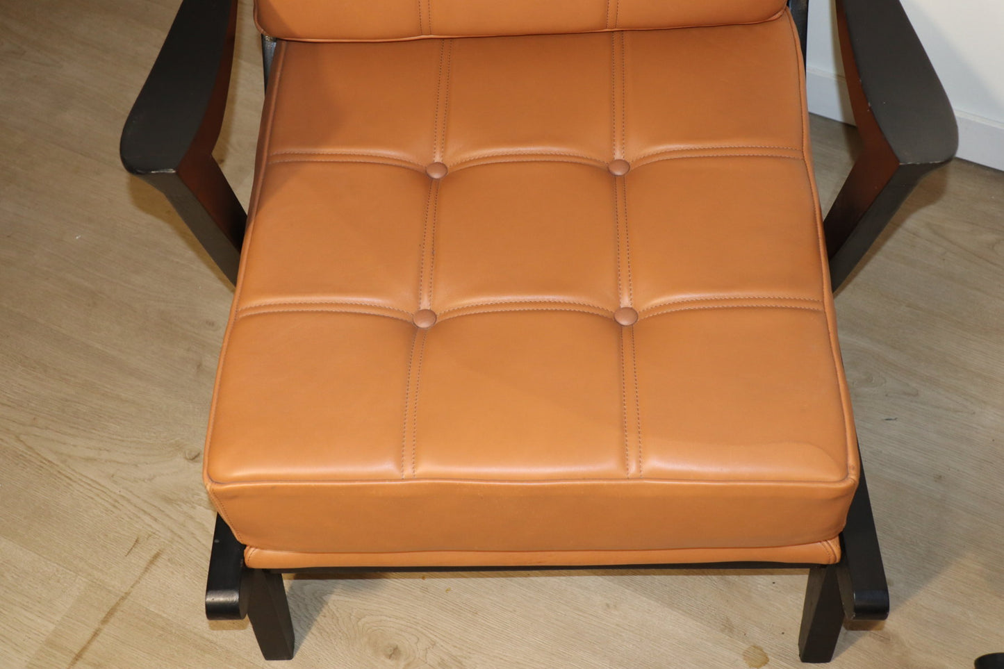 Paire de fauteuils vintage années 50 en bois noir et cuir caramel