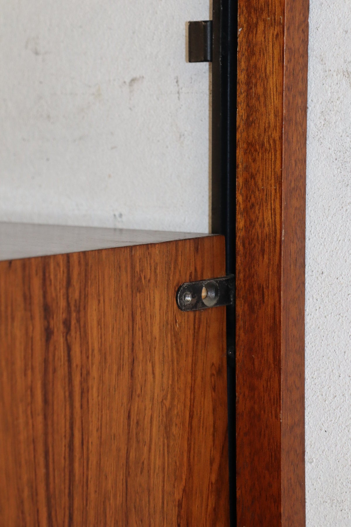 Bibliothèque murale modulable en teck et laiton – années 60