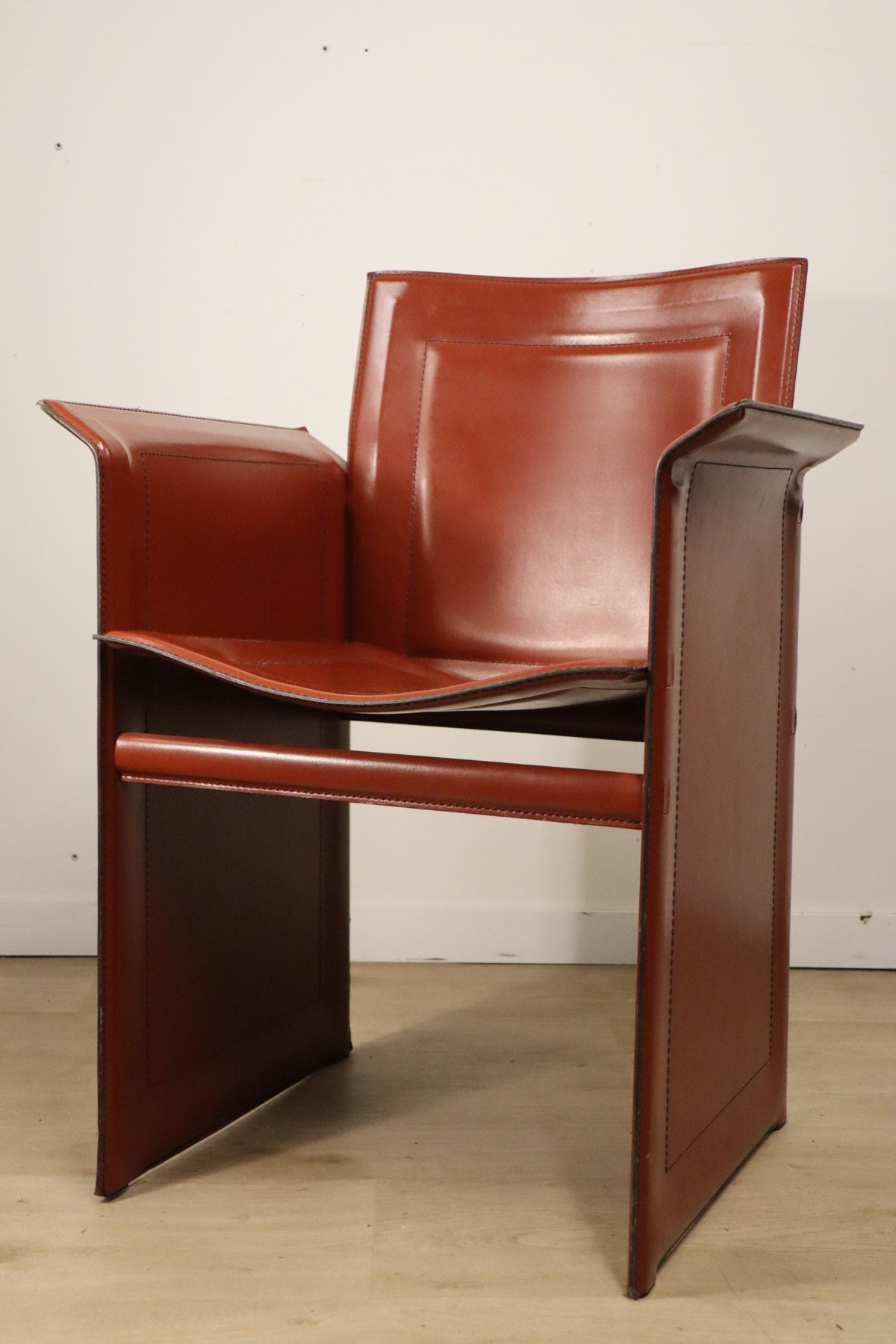 Fauteuil en cuir design minimaliste