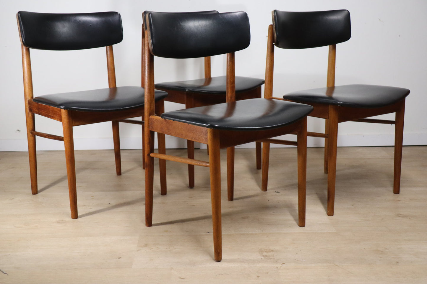 Série de 4 chaises scandinave en teck et skaï, 1960