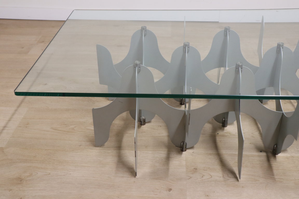 Table basse sculpturale minimaliste en métal et verre