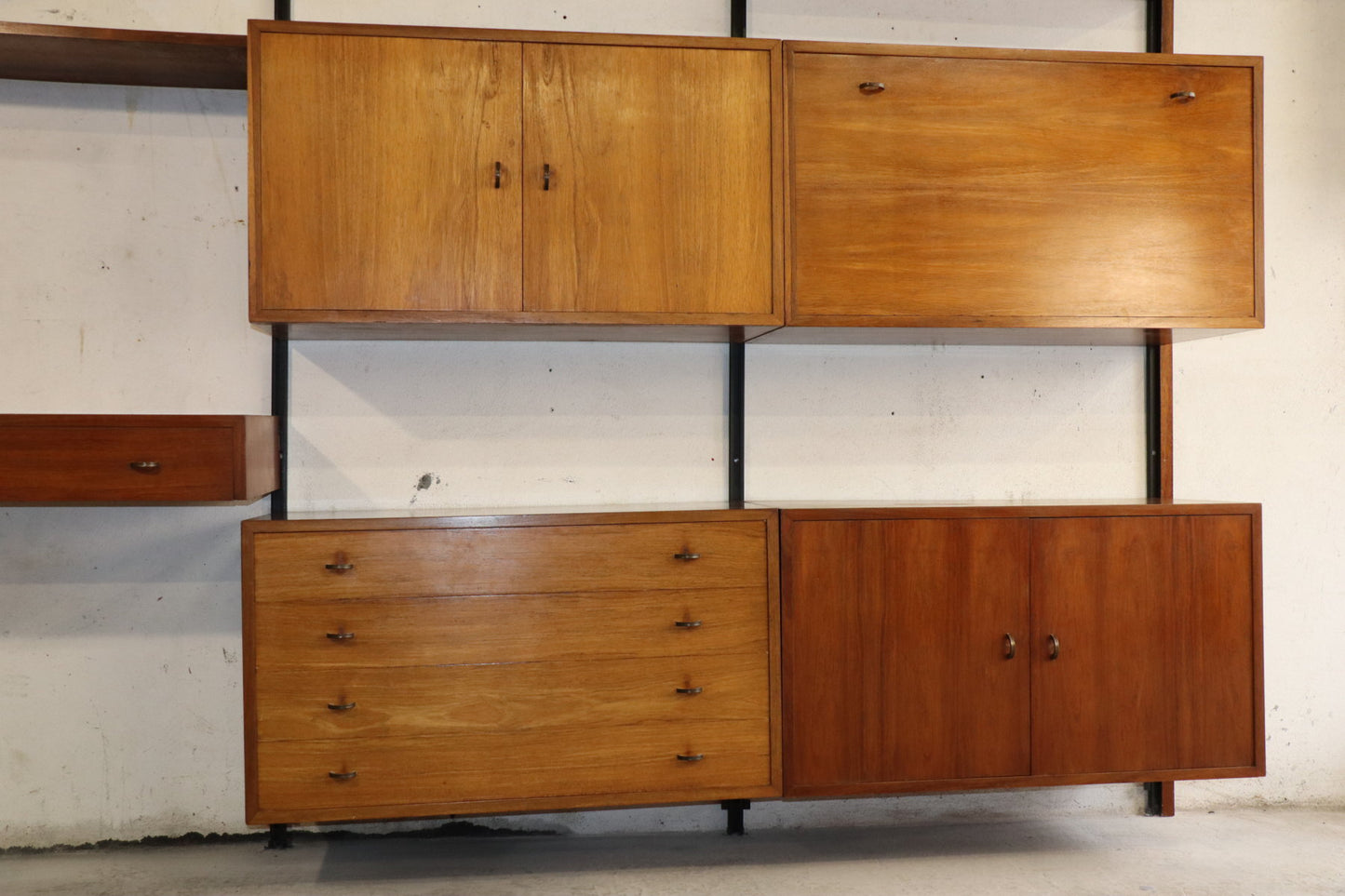 Bibliothèque murale modulable en teck et laiton – années 60