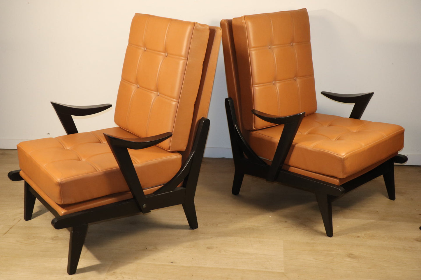 Paire de fauteuils vintage années 50 en bois noir et cuir caramel