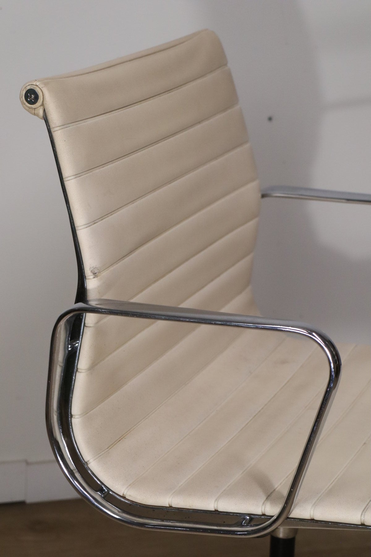 Fauteuil EA 108 en cuir – Charles & Ray Eames – Herman Miller – 1960