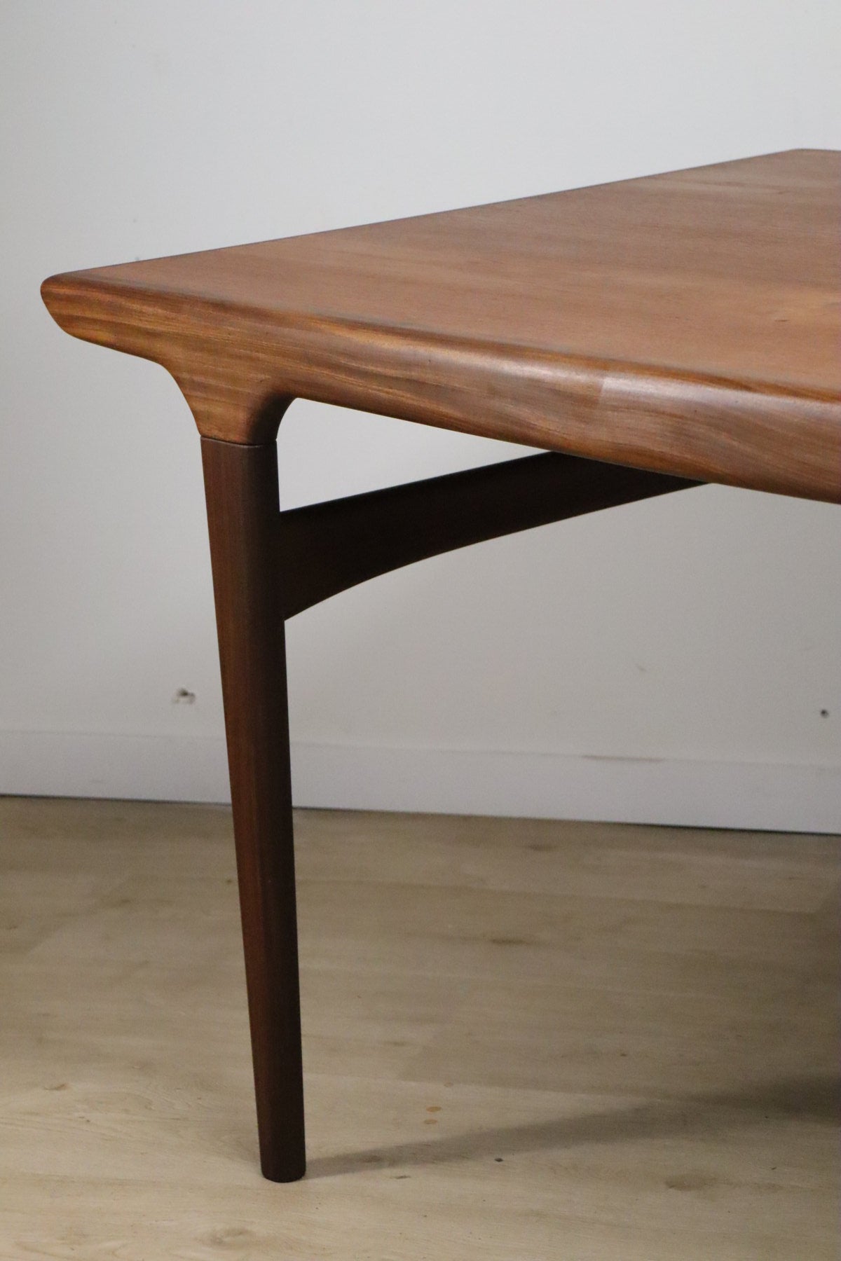 Table de repas scandinave par Johannes Andersen en teck, 1960