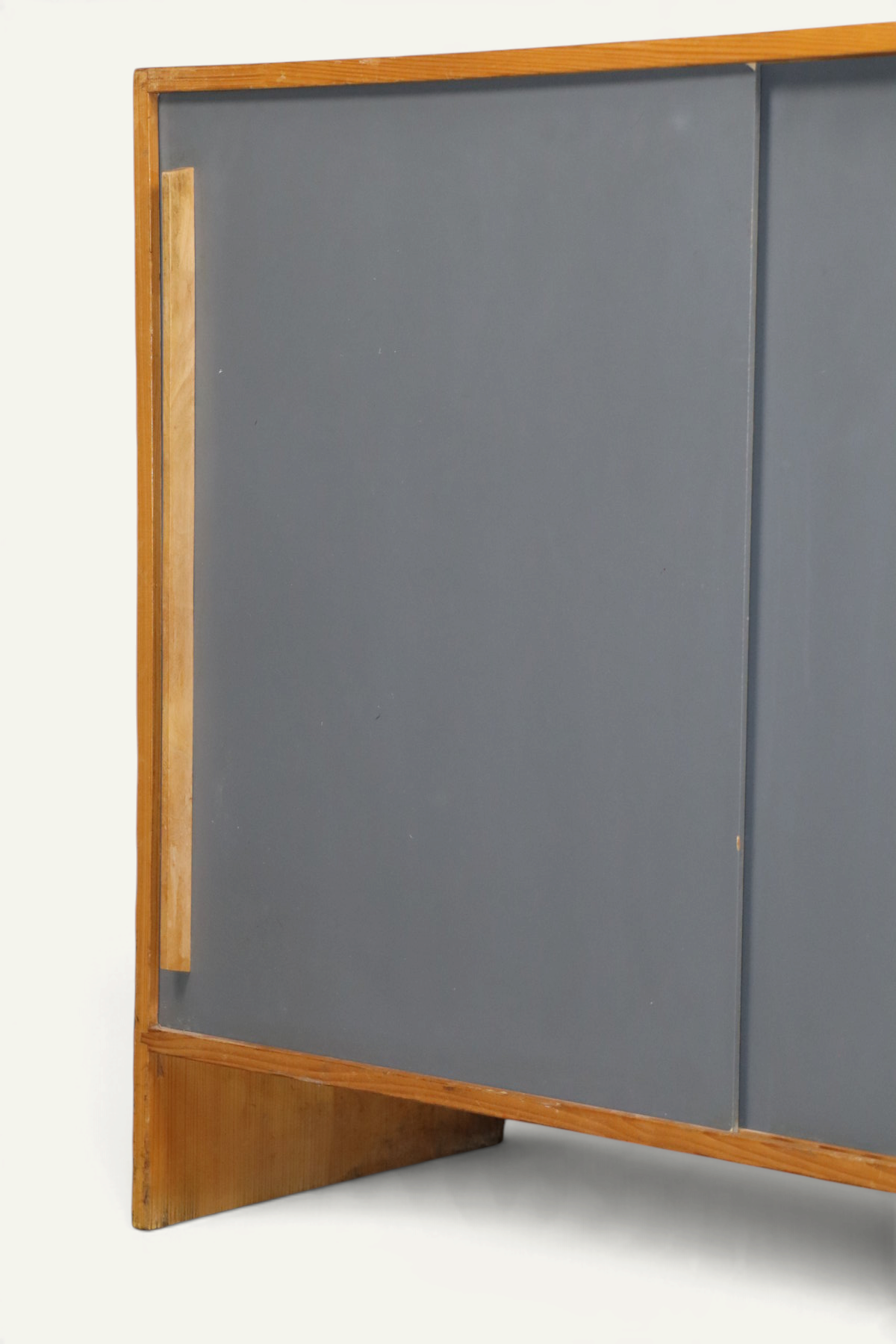 Meuble d’appoint vintage en bois à portes coulissantes – années 60