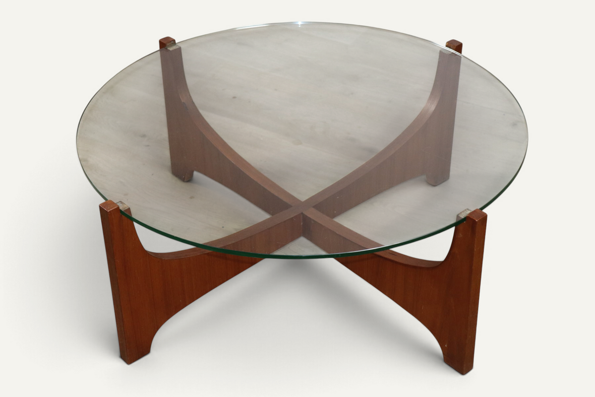 Table basse ronde en teck et verre, d’après Hugues Poignant – Années 60