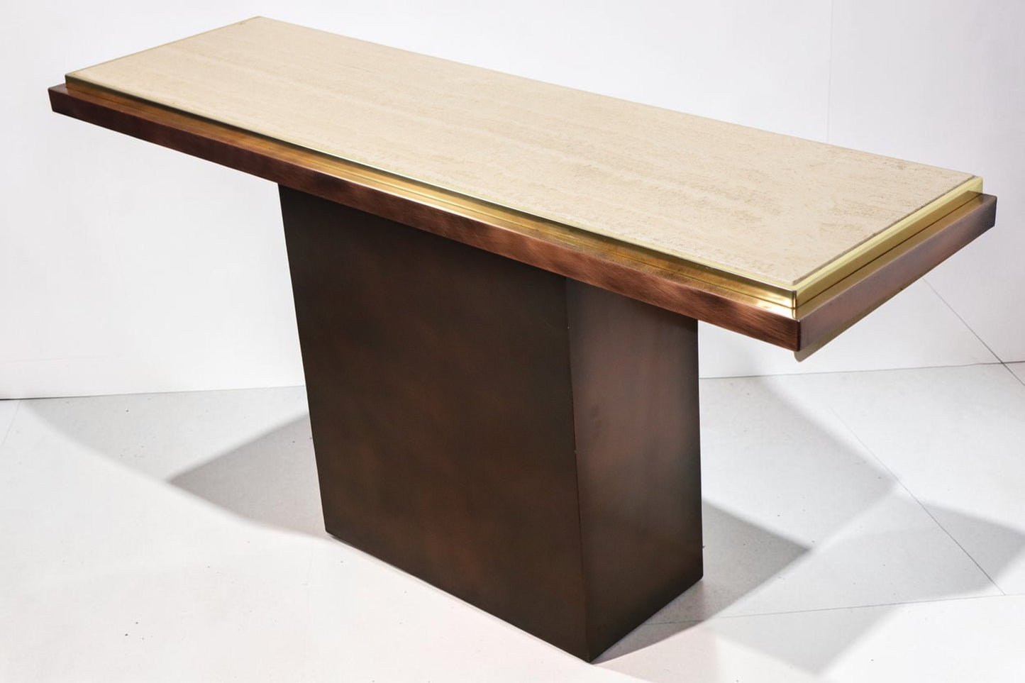 Console minimaliste en travertin et métal patiné — années 70