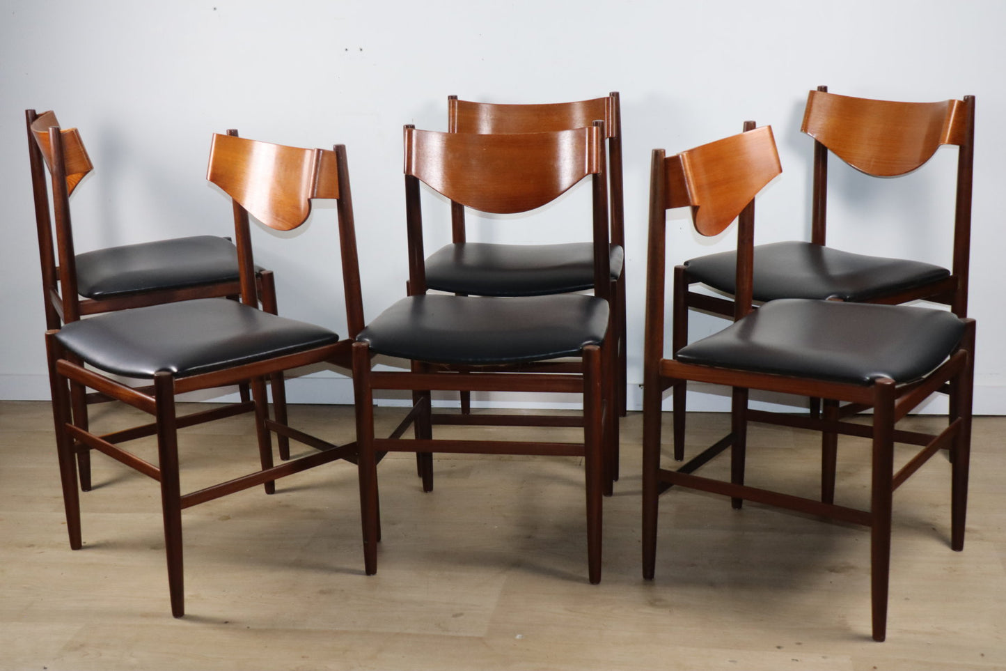 Série de 6 chaises Gianfranco Frattini en teck et skaï noir – années 60