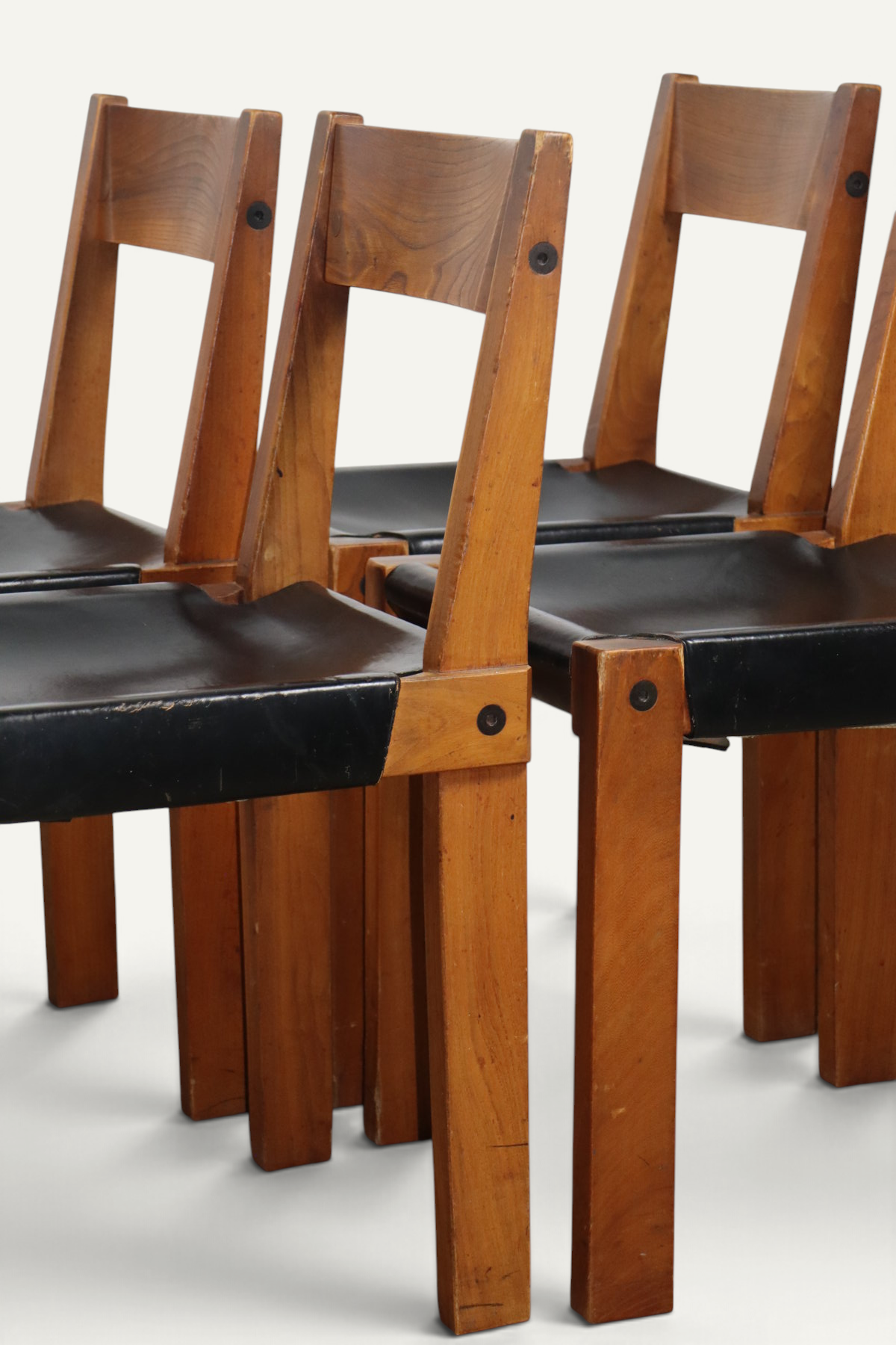 Série de 4 chaises S24 de Pierre Chapo – Orme massif et cuir noir – 1970