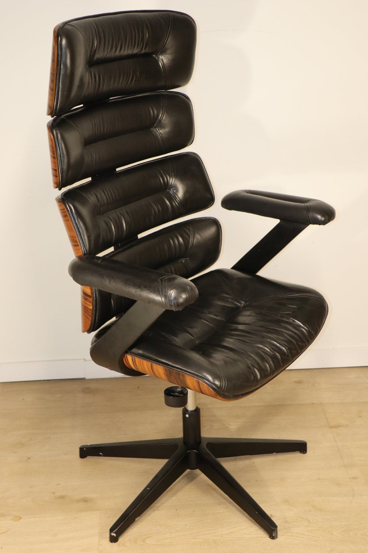 Fauteuil de bureau vintage en skaï et bois - 1970