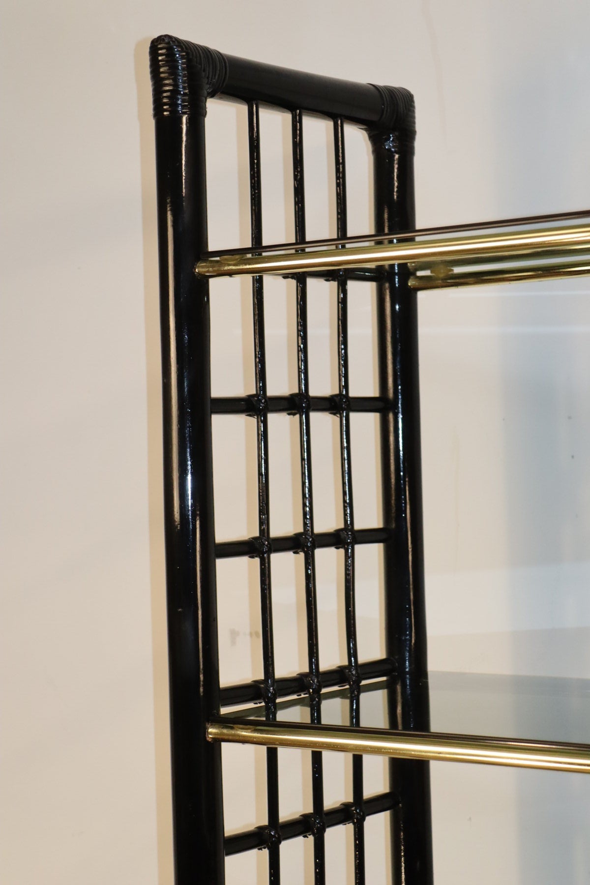 Étagère vintage années 70 en verre fumé et structure façon bambou