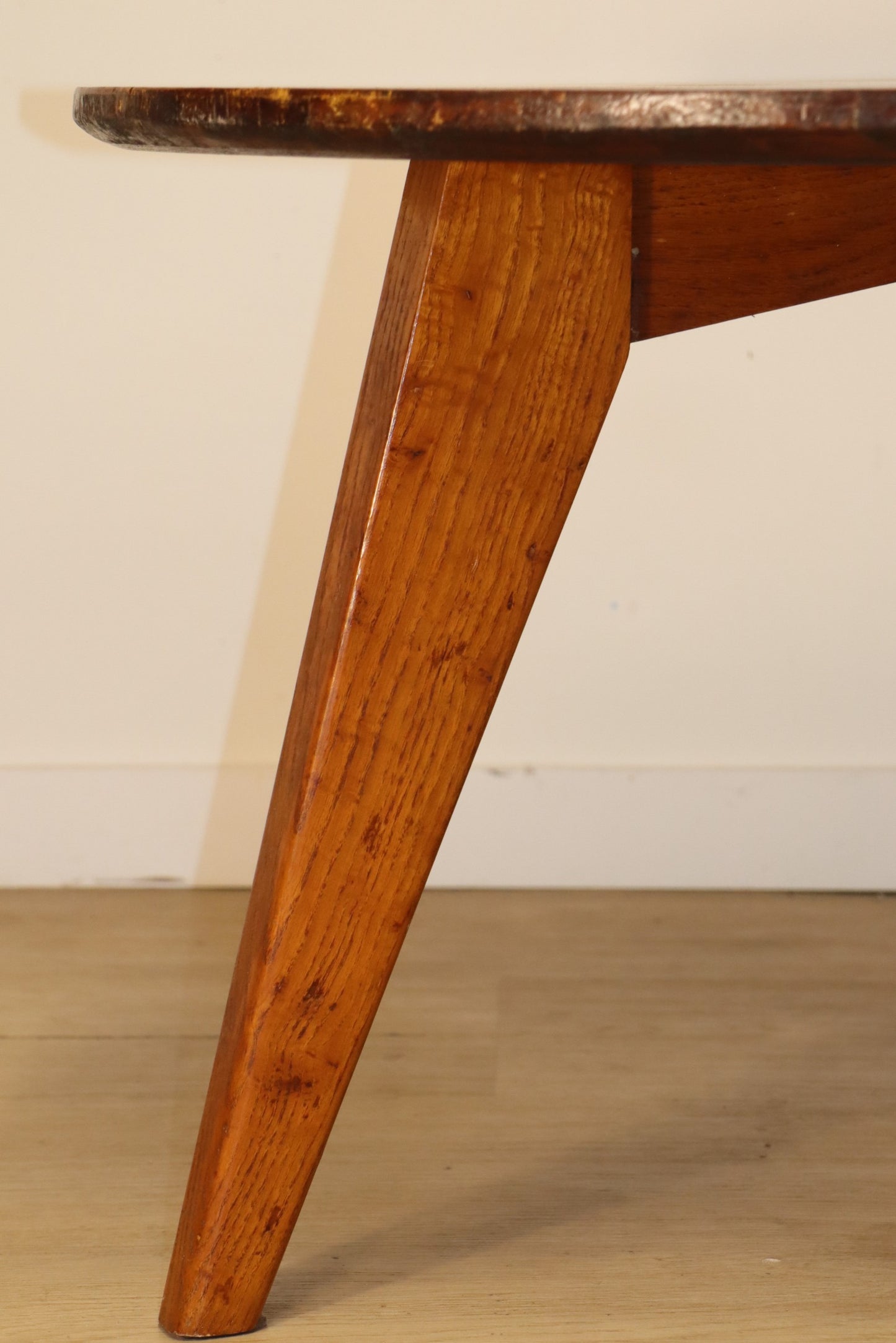 Table basse tripode en chêne années 50