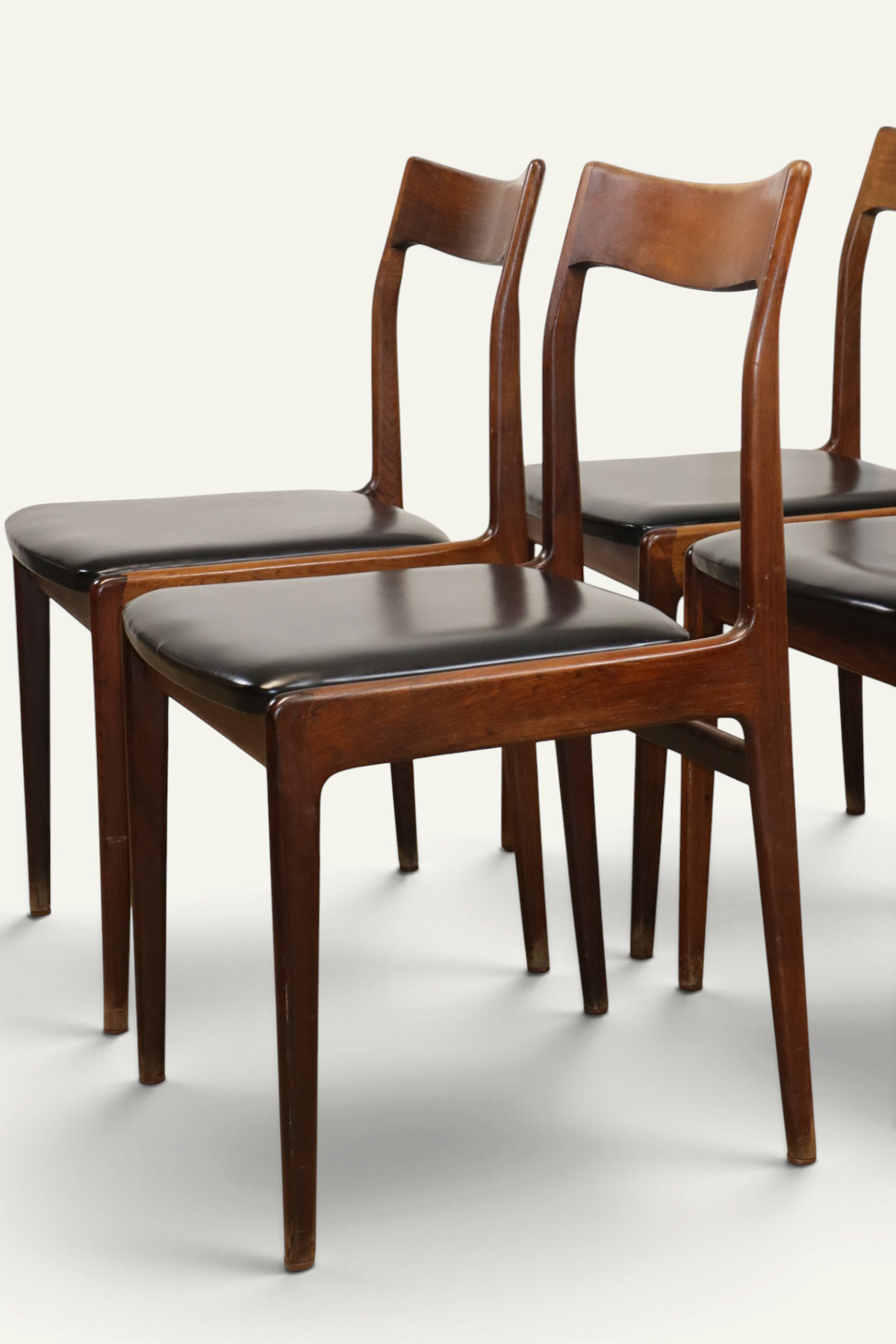 Série de 4 chaises vintage en teck et skaï noir – années 1960