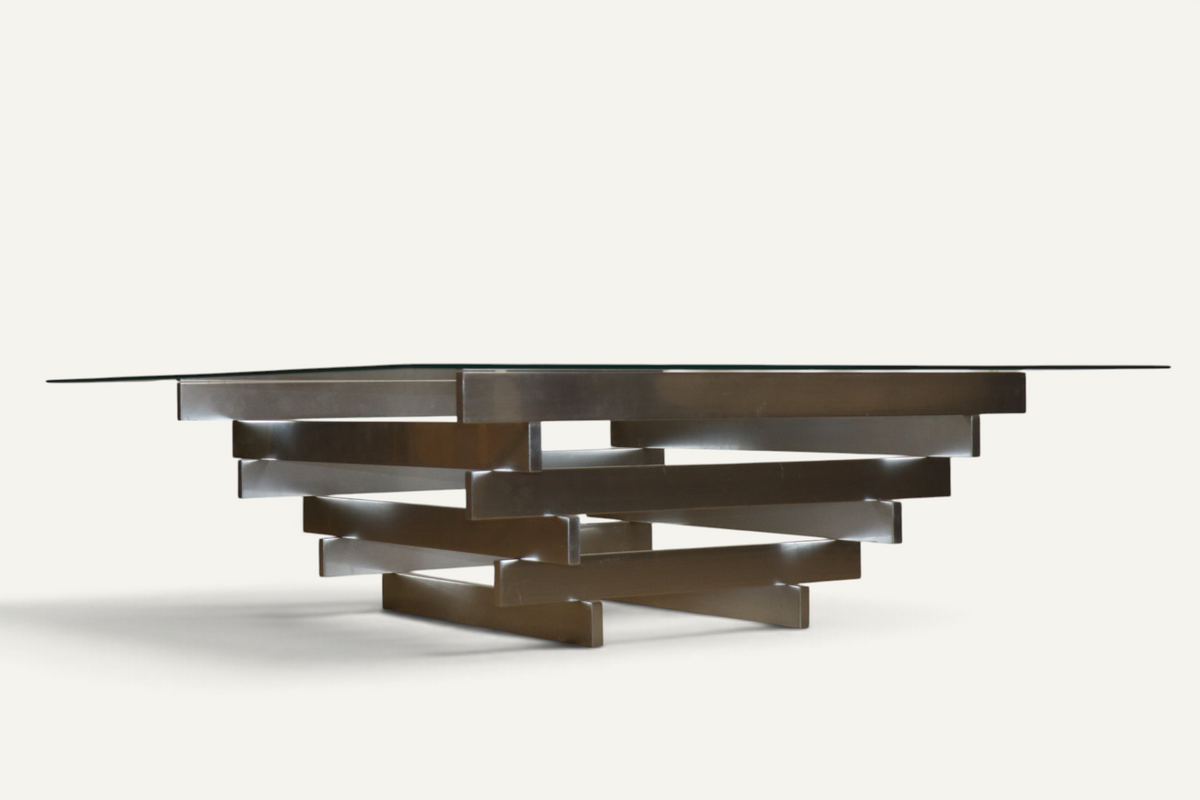 Table basse sculpturale en aluminium brossé et verre – années 1970