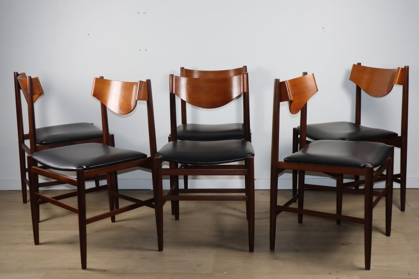 Série de 6 chaises Gianfranco Frattini en teck et skaï noir – années 60