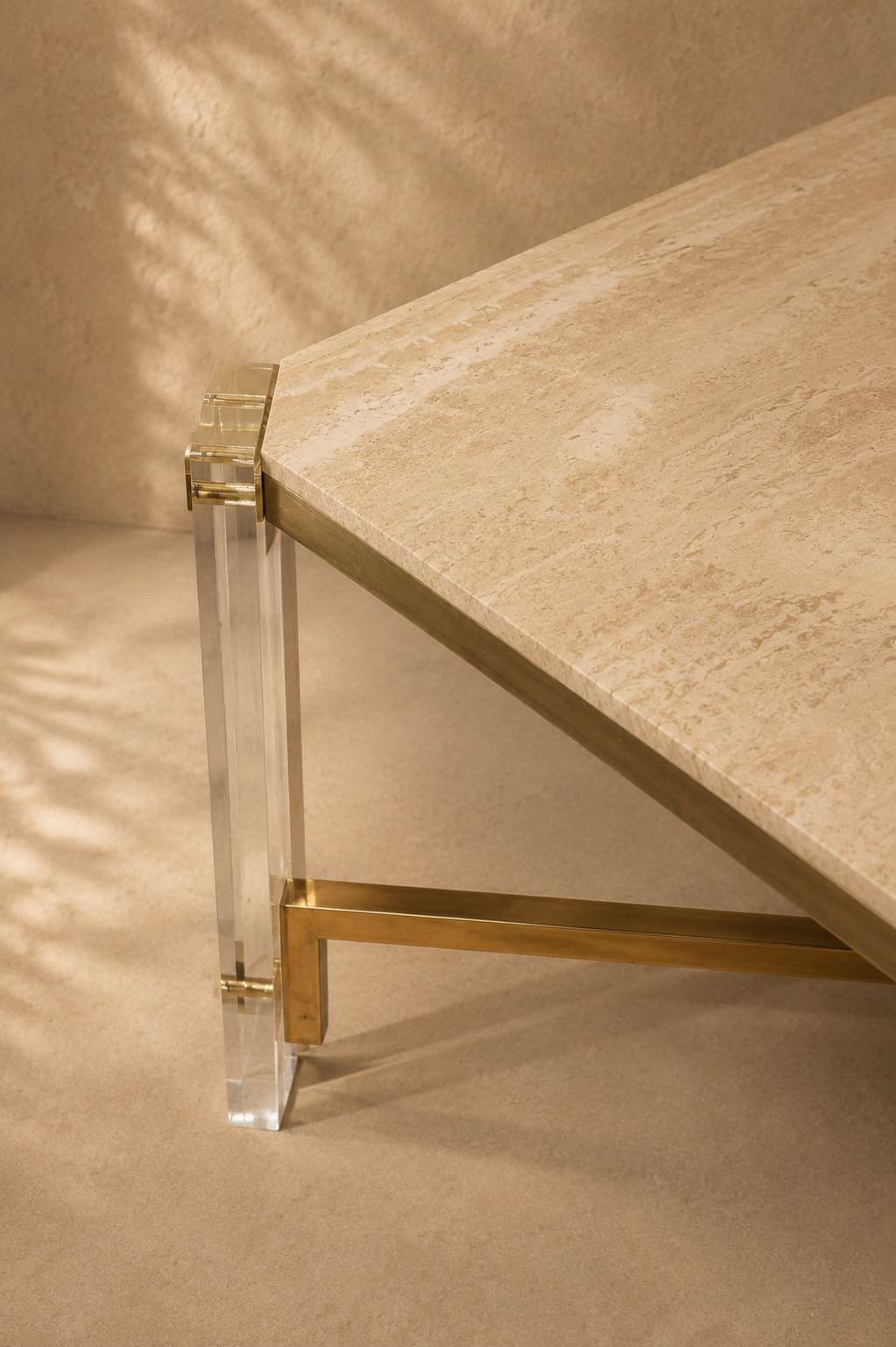 Table de repas années 70 en travertin, métal doré et plexiglas
