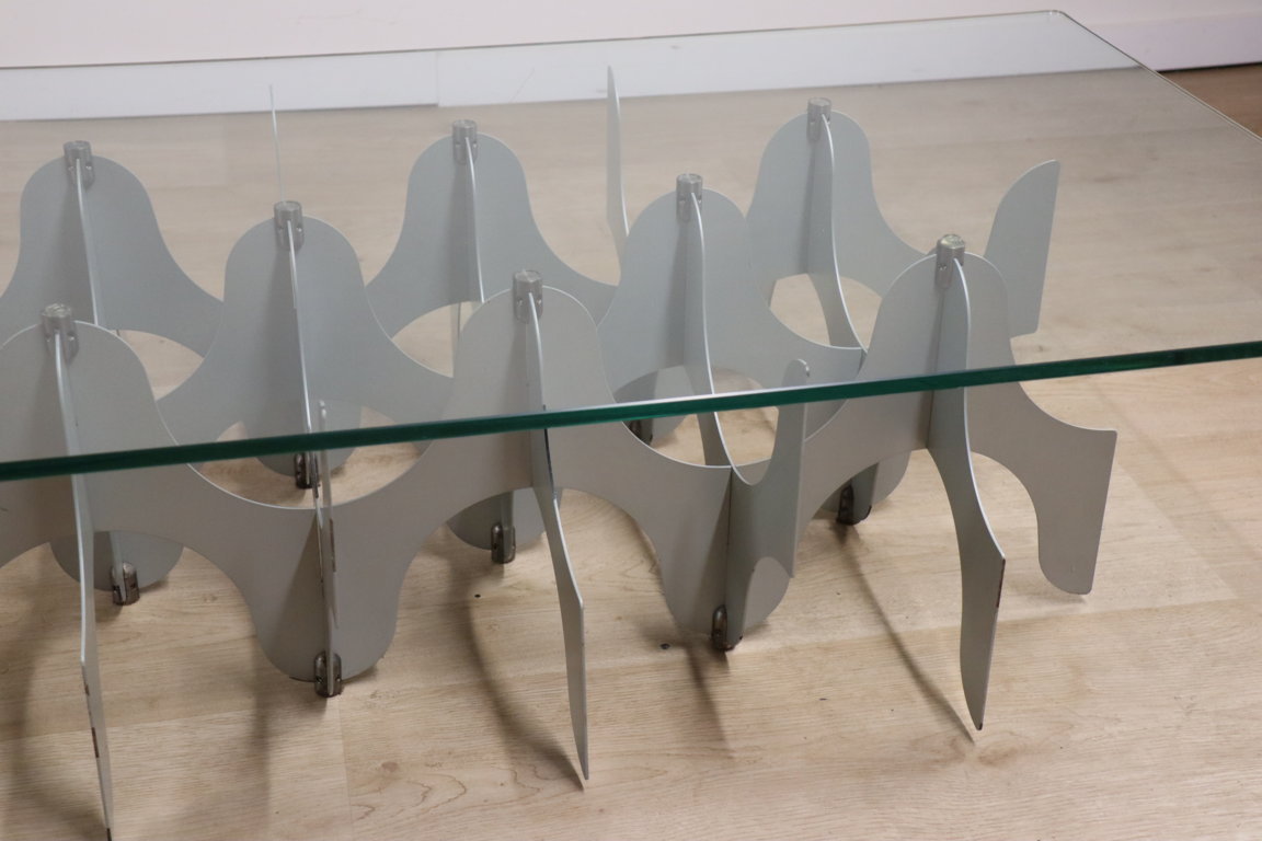 Table basse sculpturale minimaliste en métal et verre