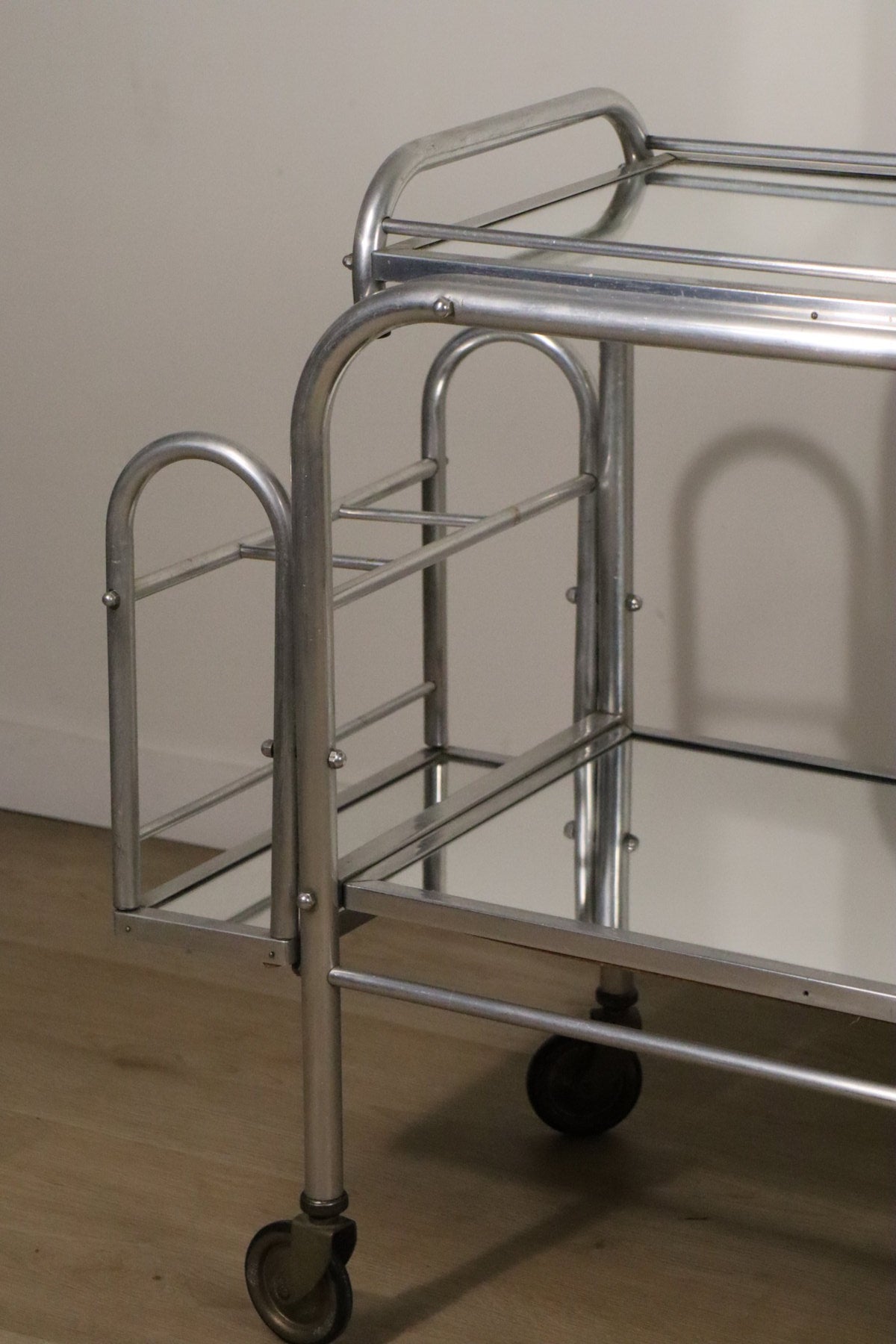 Desserte roulante vintage années 70 en métal chromé et verre miroir