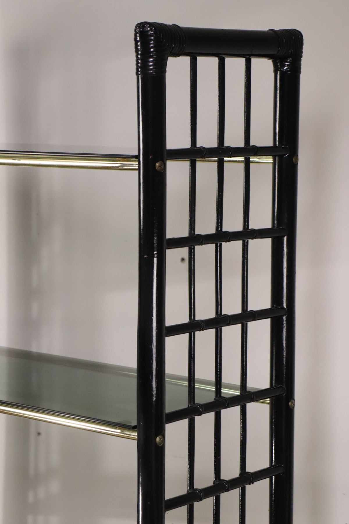 Étagère vintage années 70 en verre fumé et structure façon bambou