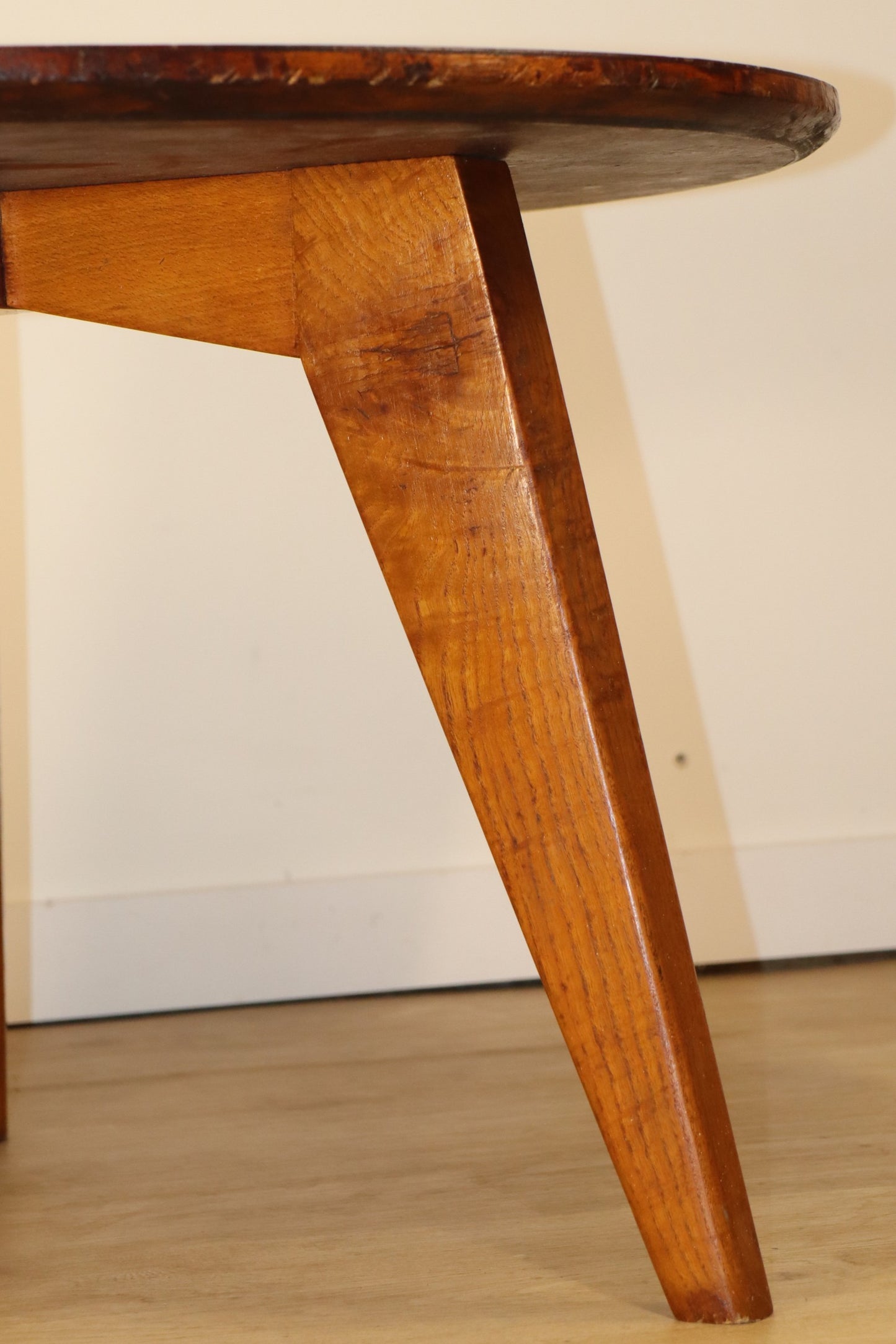 Table basse tripode en chêne années 50