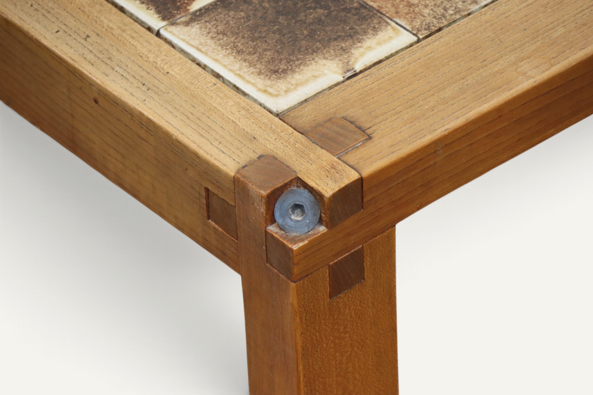 Table basse de Pierre Chapo en orme massif et céramique – vers 1960