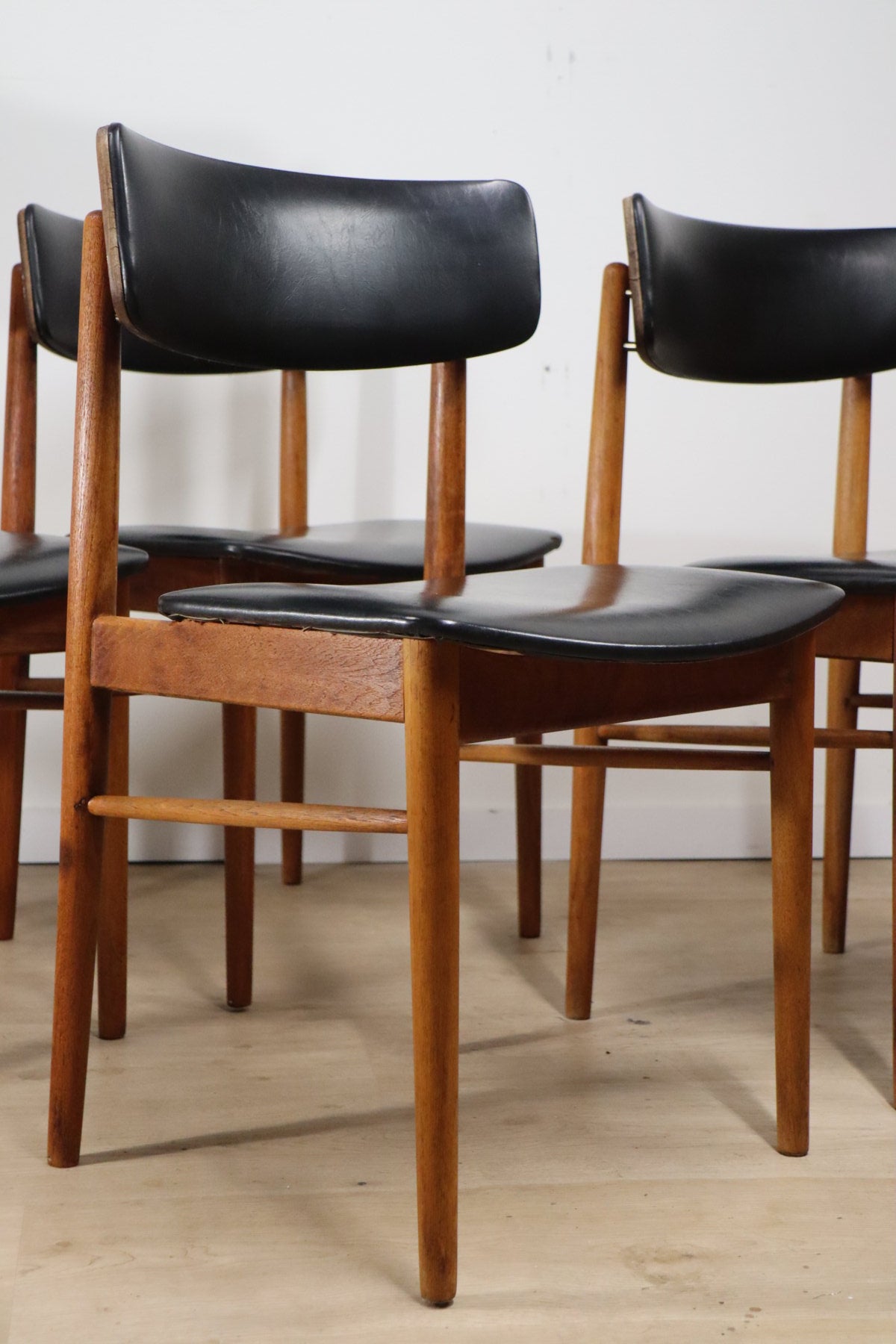 Série de 4 chaises scandinave en teck et skaï, 1960