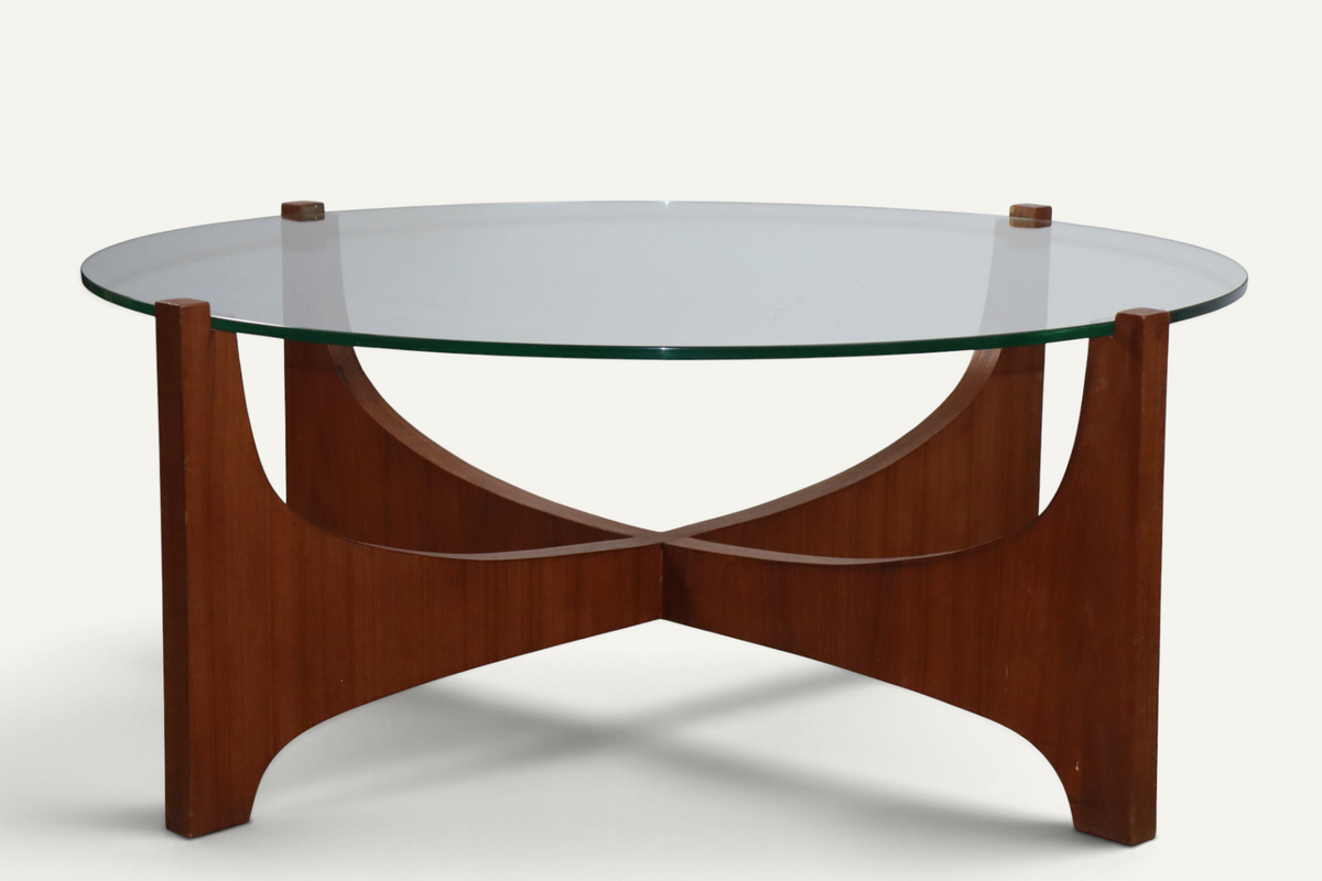 Table basse ronde en teck et verre, d’après Hugues Poignant – Années 60
