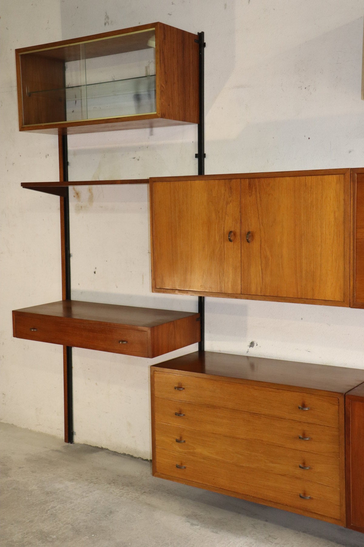 Bibliothèque murale modulable en teck et laiton – années 60