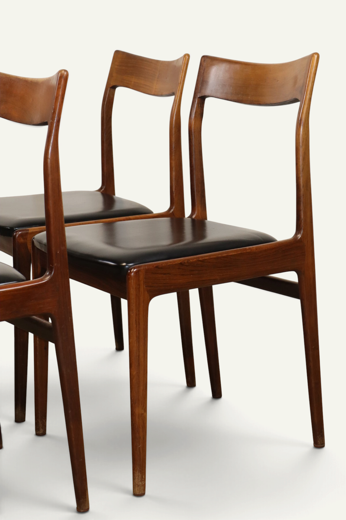 Série de 4 chaises vintage en teck et skaï noir – années 1960