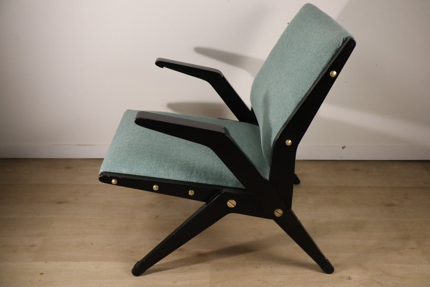 Fauteuil vintage années 60 en bois noir et tissu