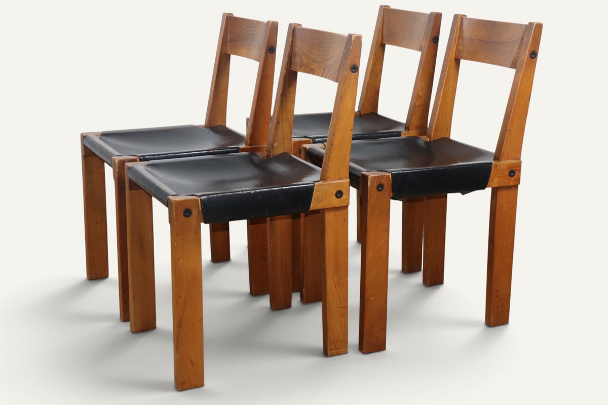 Série de 4 chaises S24 de Pierre Chapo – Orme massif et cuir noir – 1970